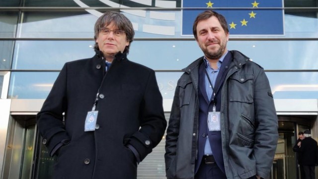 Carles Puigdemont y Toni Comín recogen la credencial permanente de eurodiputados