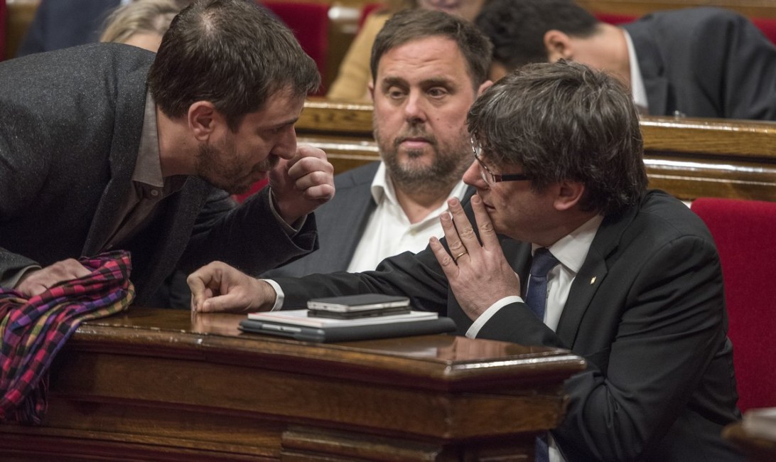 De izq. a derecha: Toni Comín, Oriol Junqueras yCarles Puigdemont (Foto: Ferran Sendra/El Periódico de Cataluña) - 