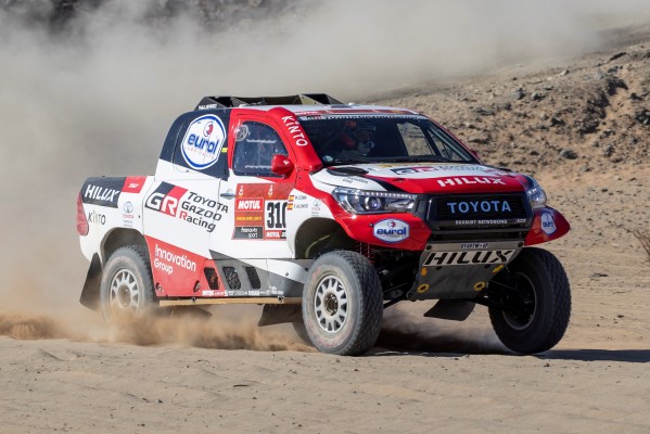 Fernando Alonso firma un notable debut en el Dakar y avisa de que puede dar más
