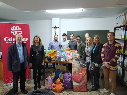 El PP de Castelló entrega cerca de 300 juguetes a Cáritas, fruto de su campaña solidaria 