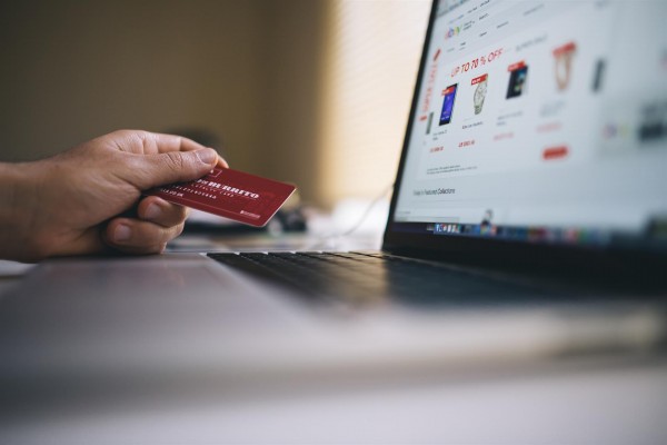 Nueve de cada diez españoles han comprado por Internet en el último año, según Adicae