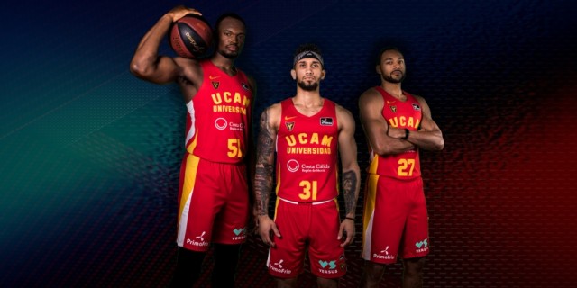 El UCAM CB estrena sus camisetas de la temporada con tres meses de retraso