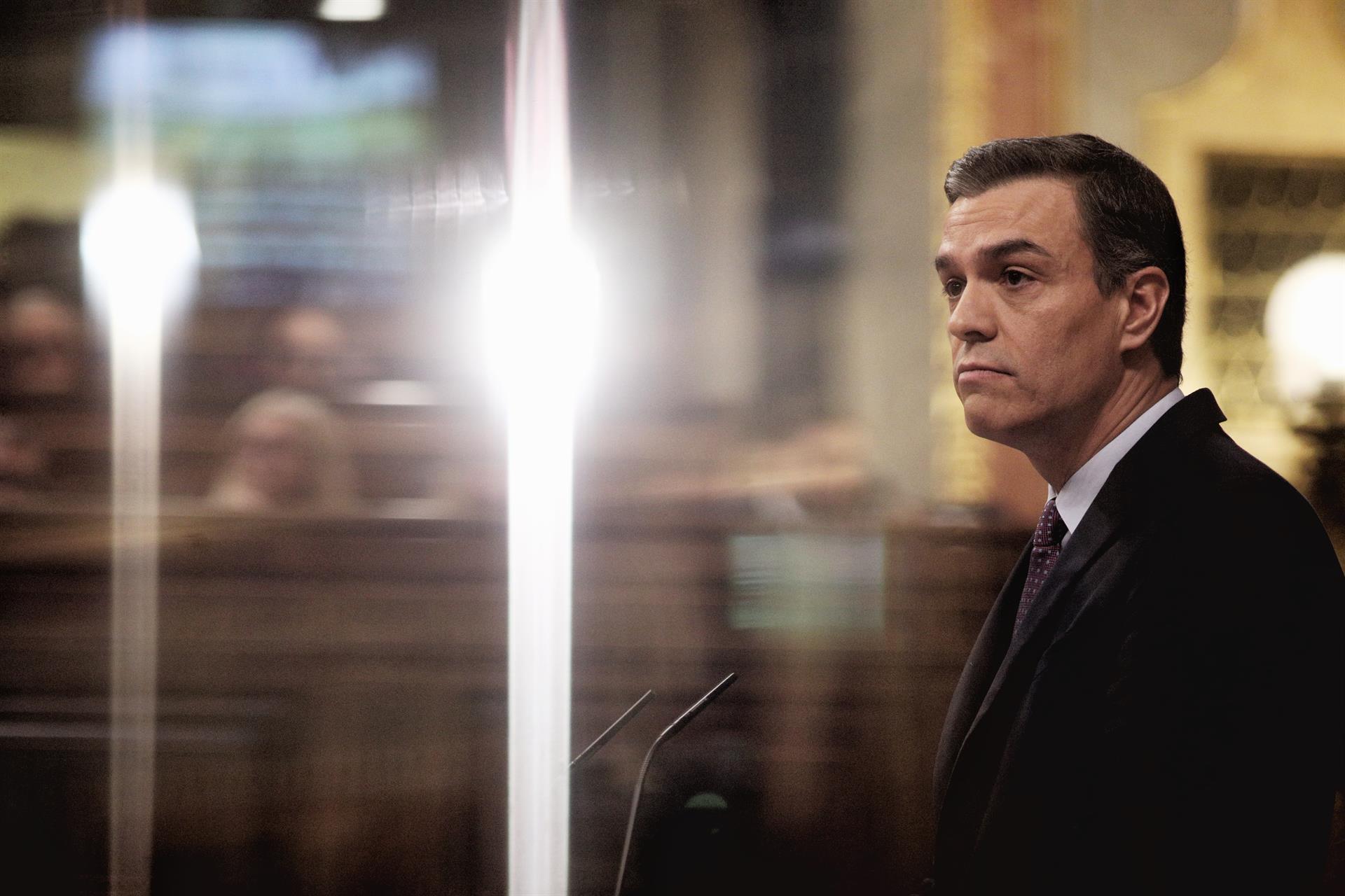 Sánchez anuncia un plan nacional contra las 'fake news' y la oposición reacciona con gestos de sorna