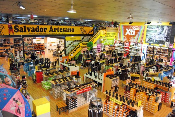La emblemática zapatera Salvador Artesano de Elche cambia de manos entre hermanas