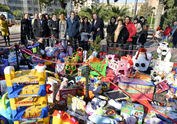 Los niños murcianos donan más de 4.000 juguetes en el gran Árbol de Navidad