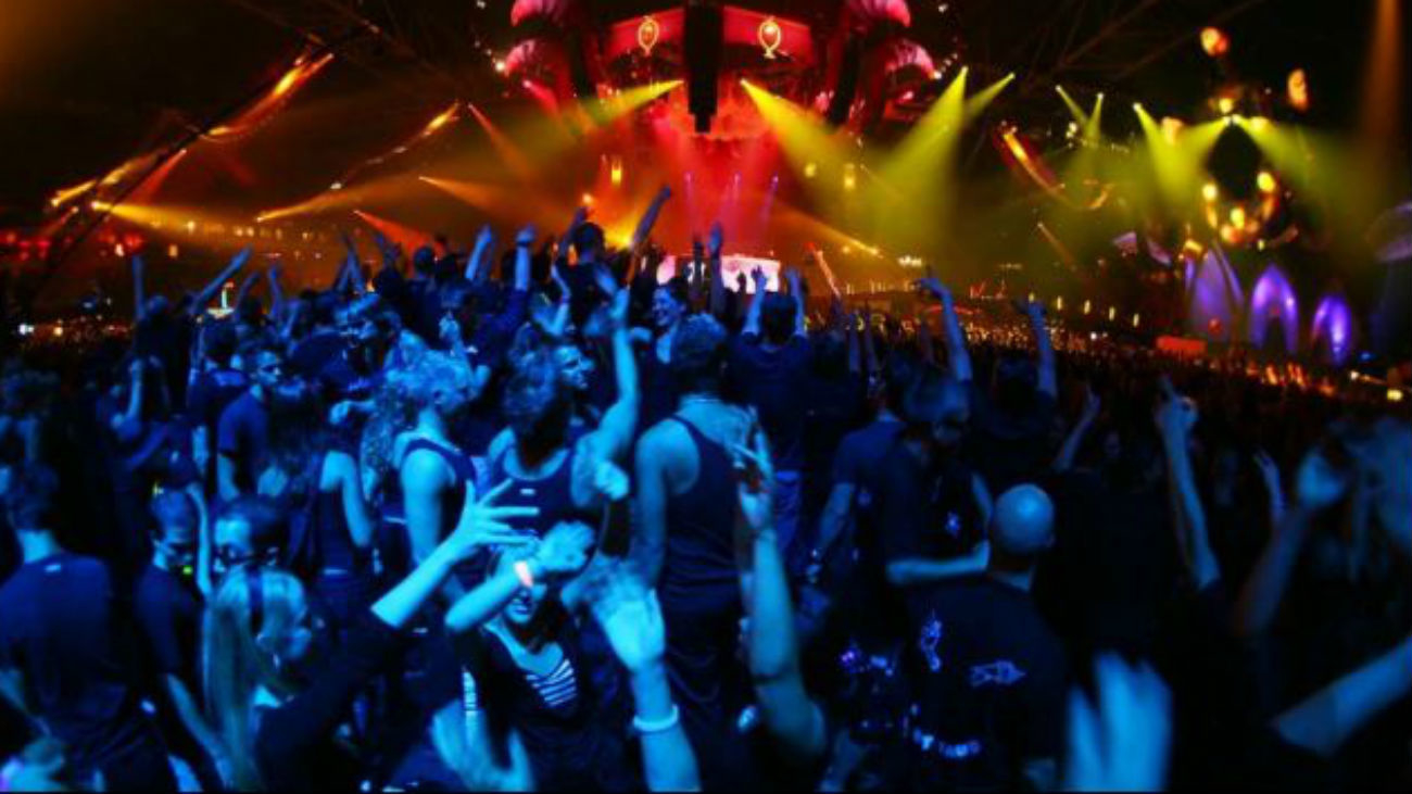 Unos 400 jóvenes siguen de 'rave' desde Nochevieja en una fábrica abandonada de Sant Mateu