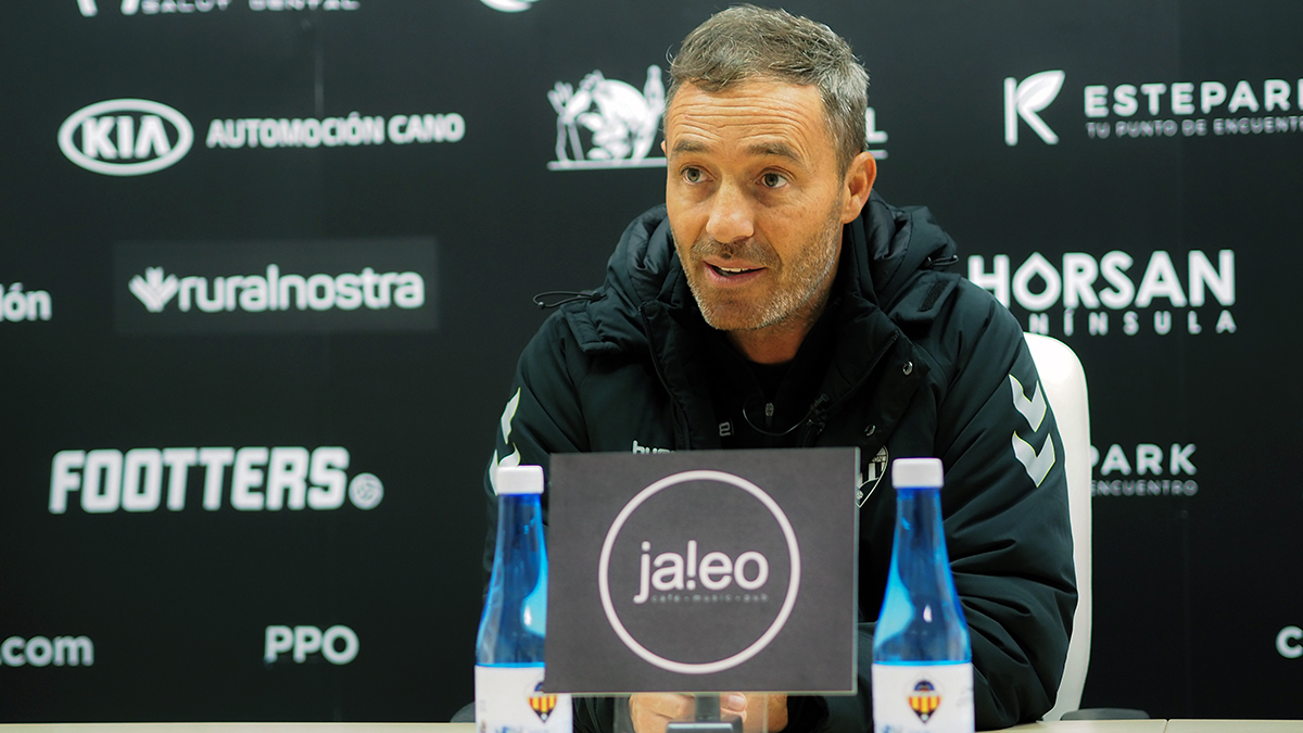 Cano confirma la marcha de Jairo Cárcaba y anuncia que habrá más salidas