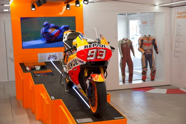 Repsol muestra en Cartagena una  de las 'motos voladoras' de Marc Márquez