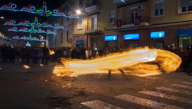 Fallas en Petrer: la danza del fuego para captar la atención de Sus Majestades de Oriente