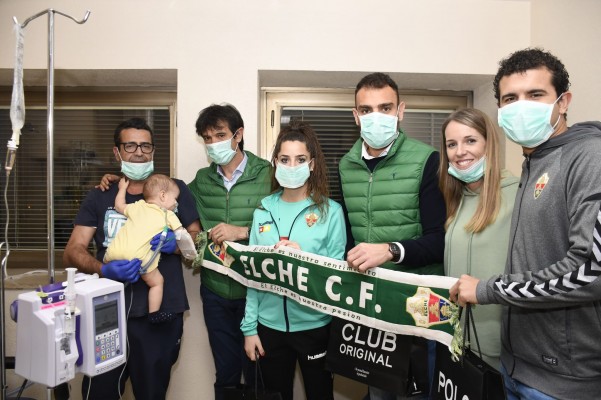 El Elche visita a los más pequeños ingresados en el Hospital General de Elche y en el del Vinalopó