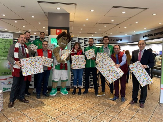 El TAU Castelló entrega a Cruz Roja los juguetes de la campaña de recogida solidaria de El Corte Inglés