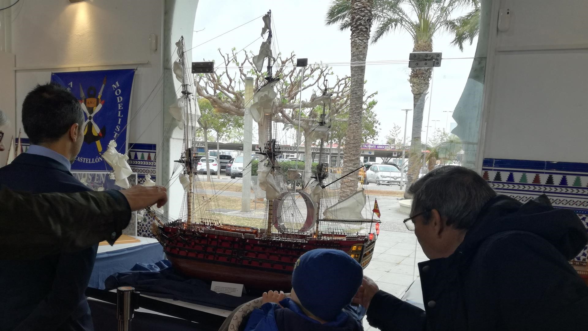 El artista Francisco Lope dona a Portcastelló la maqueta del galéon Santísima Trinidad