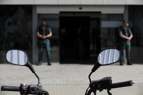 La Guardia Civil invitan a empleados a abandonar despachos

