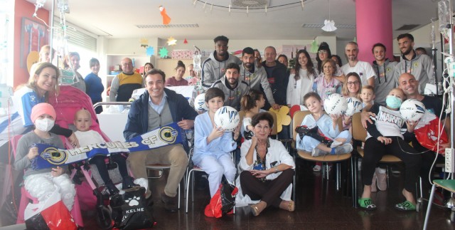 Visita del Hércules a los niños internados en el General de Alicante y el Clínico de San Juan