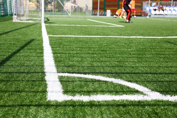Desarrollan un método para fabricar césped con fibras más seguras que mejoran el control del balón