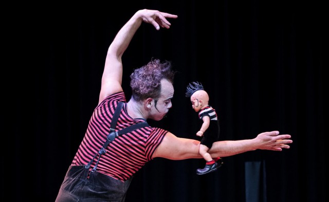 Arranca 'Nadal de Circ' con una doble sesión de actuaciones de calle en Huerto Sogueros