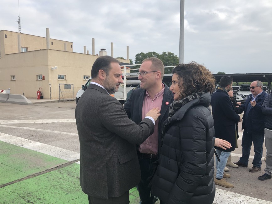 El secretario general de los socialistas castellonenses, Ernest Blanch, junto al ministro José Luis Ábalos en el acceso a la AP-7 en Sagunto. - 