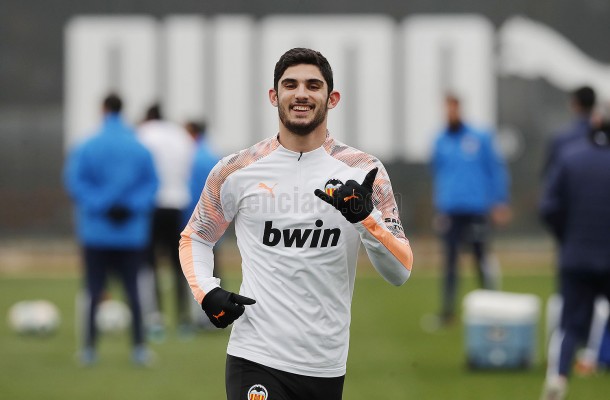 Guedes y Kang In Lee ya trabajan sobre el césped