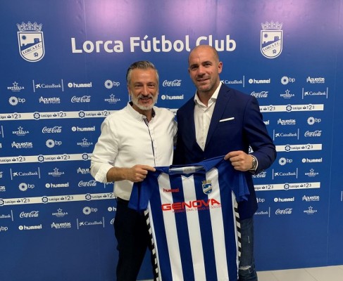 El internacional uruguayo Pandiani deja el banquillo del Lorca FC seis meses después de llegar