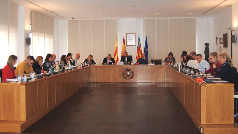 Vila-real aprueba el pago de facturas pendientes del servicio de bus gratuito y el párking público