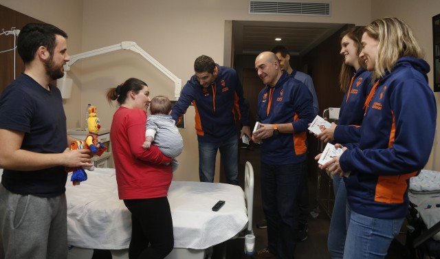 Visita a los hospitales con la Campaña ‘Un Juguete, una sonrisa’ de Falomir Juegos y Valencia Basket