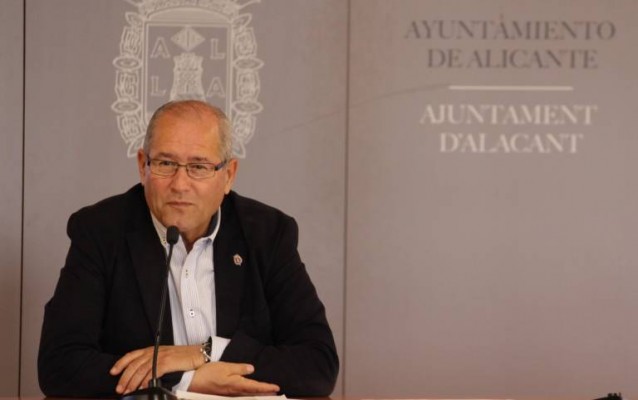 El bipartito culpa al Consell del cese de 44 policías interinos y asegura haber convocado 101 plazas