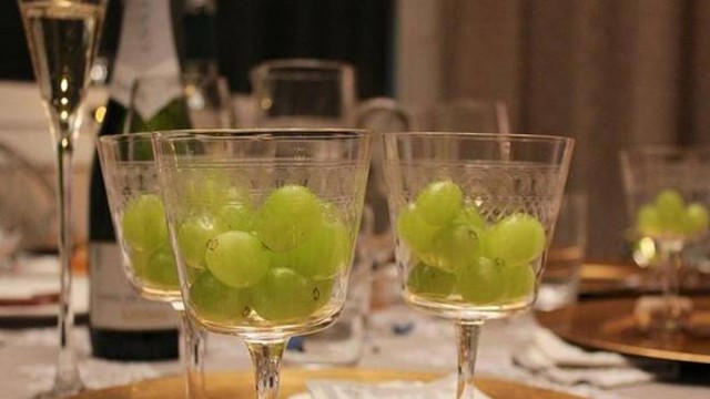 Trocear las uvas y quitarles la piel y las pepitas reduce el riesgo de atragantamiento en Nochevieja