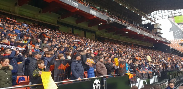 El Valencia CF se da un baño de masas