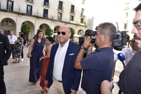 Segundo juicio al exalcalde Echávarri: ¿una reválida a su gestión por el despido de la cuñada de Barcala?