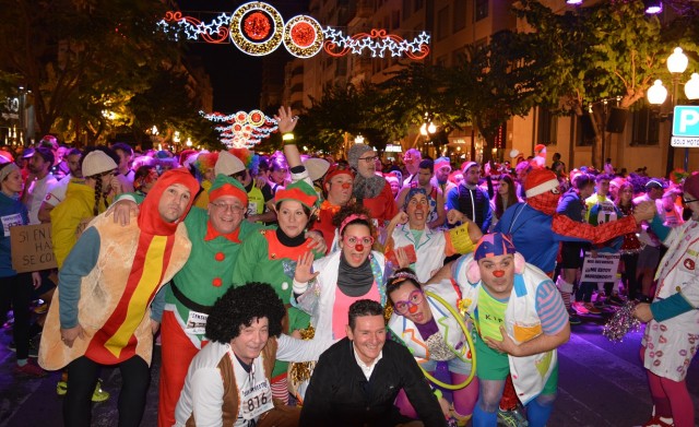 Miles de 'runners' toman el centro de Alicante en una San Silvestre enloquecida