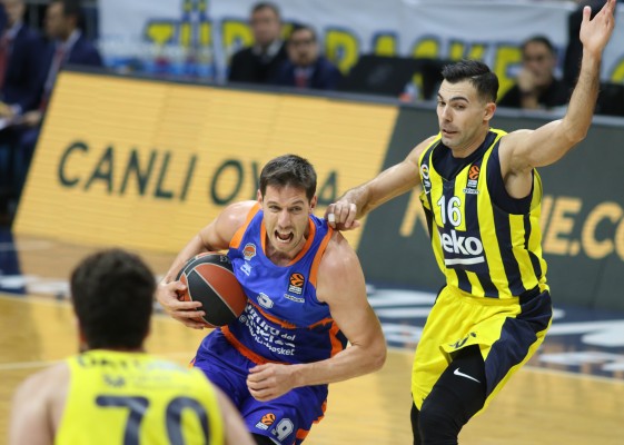 Sam Van Rossom, tercer jugador con más partidos en Europa como taronja
