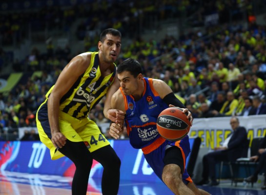 Valencia Basket remonta con oficio en la prórroga en Turquía