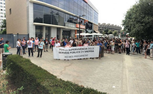 Cerca de 200 trabajadores se concentran frente a Vaersa contra la gestión del Consell
