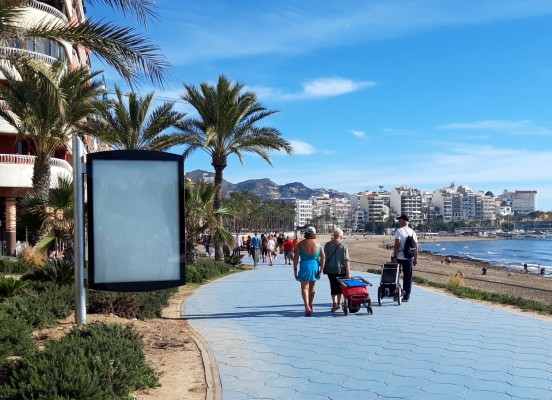 Junto a la arena y el mar: así es el tercer espacio expositivo al aire libre de Benidorm