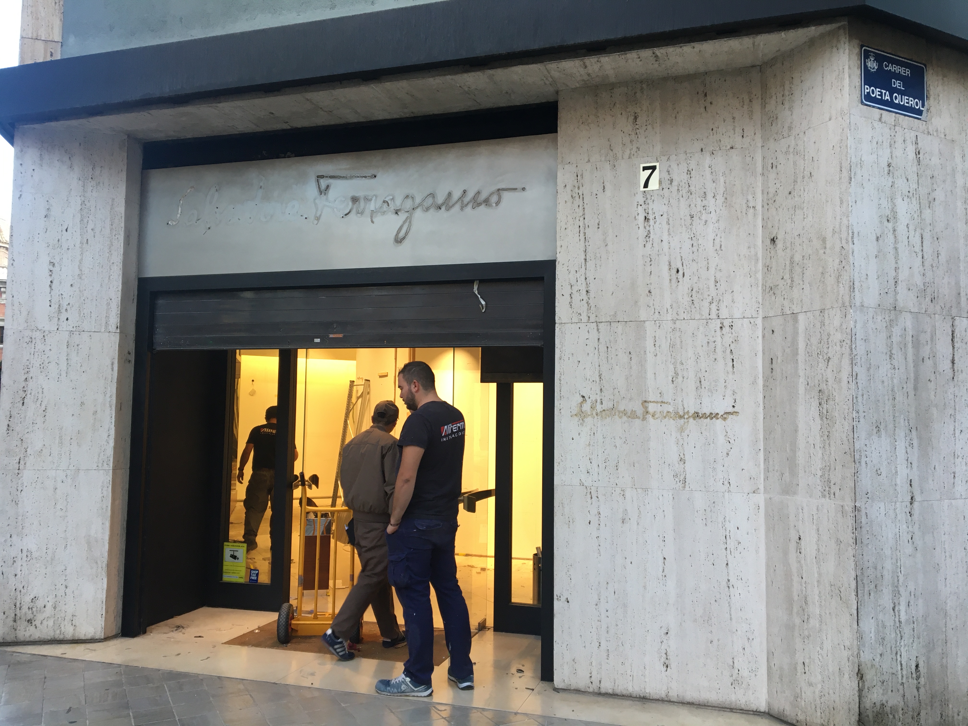 Siguen las salidas en la 'milla de oro' de València: Salvatore Ferragamo baja la persiana