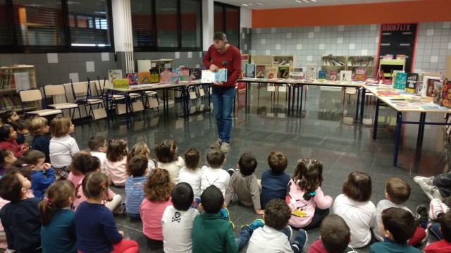 La exposición 'Al Nadal. Llibres a la Carta' recorre los colegios de Onda