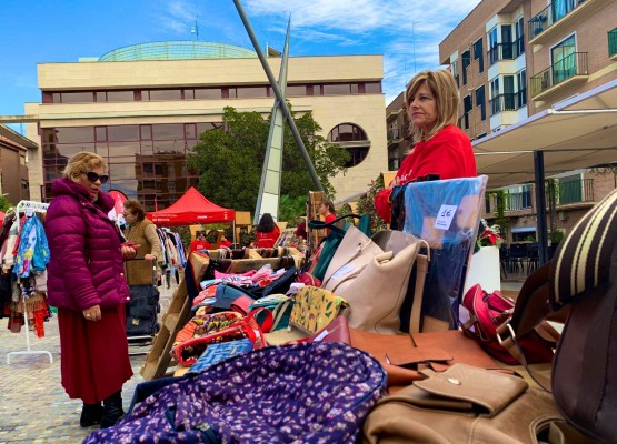 El mercadillo solidario en beneficio de Cáritas de San Lorenzo recauda el triple que el año pasado 