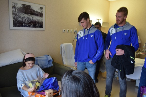 El Balonmano Benidorm cumple con la tradición y visita a los niños del Hospital IMED Levante