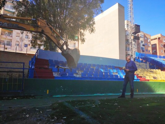 Orihuela inicia los trabajos de derribo de la grada oeste del campo de fútbol de Los Arcos