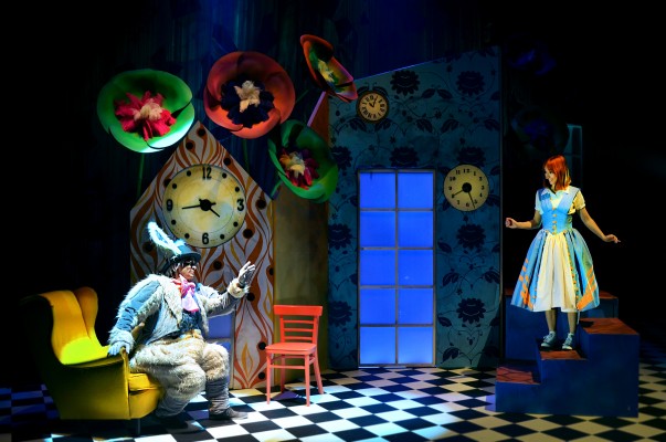 El teatro Olympia revisa 'Alicia en el país de las maravillas' con un musical