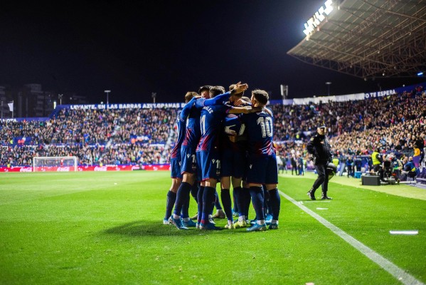 El Levante remonta y deja al Celta en descenso