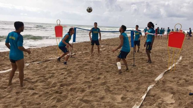 El Villarreal CF se ejercita en la playa de El Saler