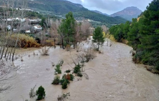 Las fuertes trombas de agua desbordan los cauces del Segura y el Mundo en Albacete