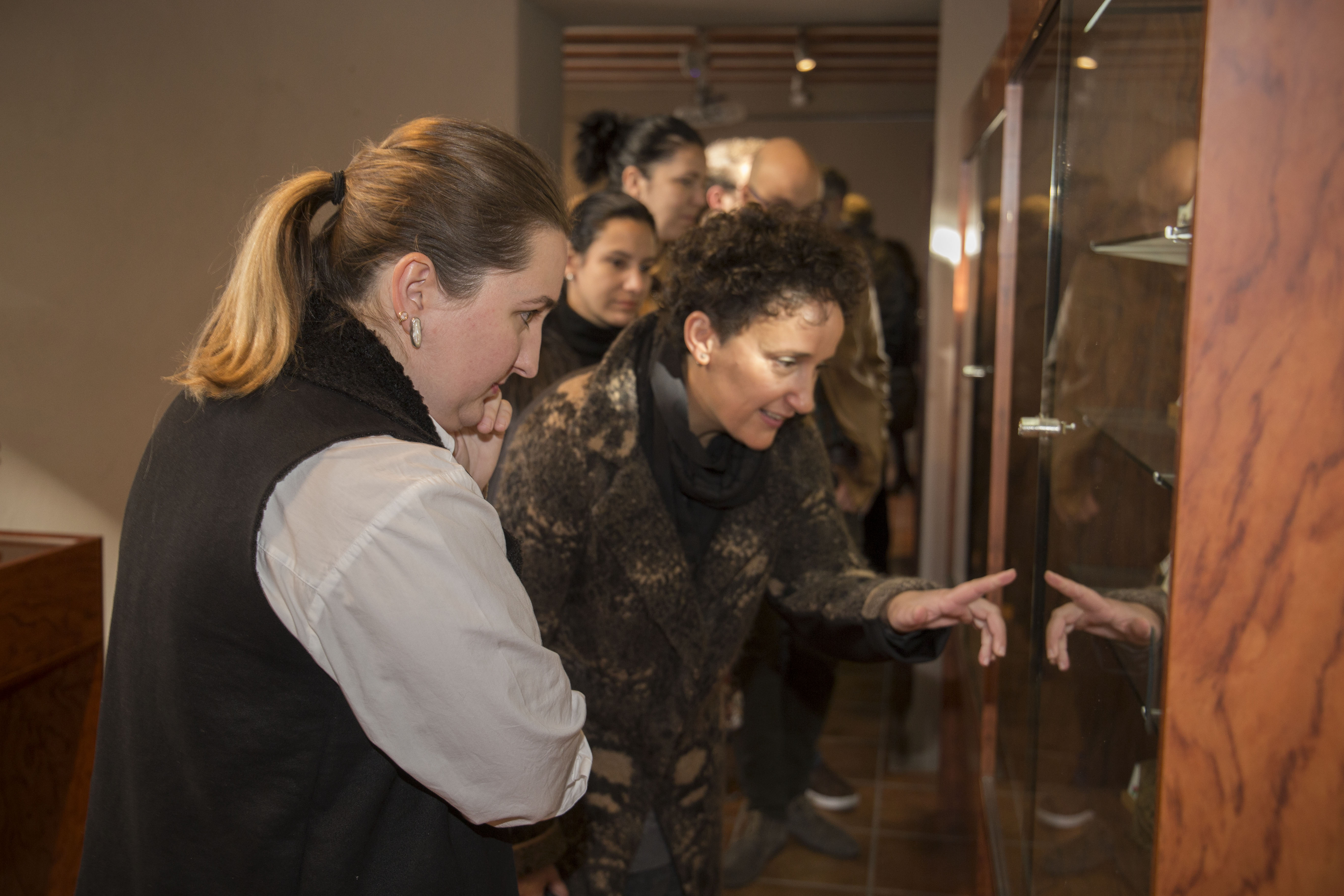 La alcaldesa de Onda, Carmina Ballester, acompañada por la concejala Maria Baila, durante la inauguración de la exposición interactiva 'Tresors de la terra'. - 