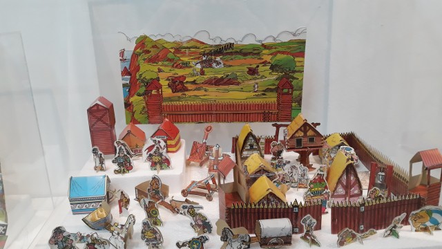 El museo Cigarralejo de Mula acoge una exposición con más de 200 juguetes de papel y cartón