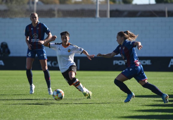 Clubes y sindicatos firman un preacuerdo para el primer convenio de la Primera División femenina