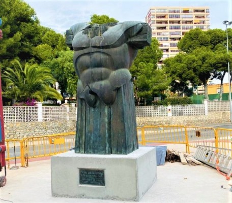 Alicante pasa revista a sus esculturas: Agamenón se va a Playa de San Juan y se restaura la Aguadora  