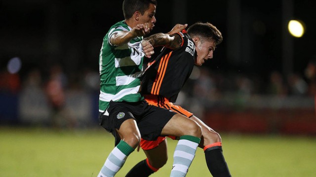 Santi Mina padece una sobrecarga muscular en el sóleo de su pierna derecha