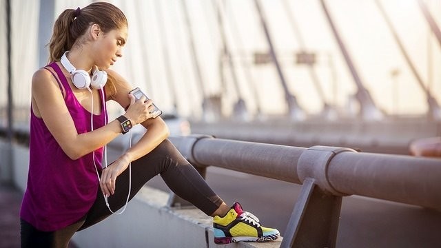 Solo el 12,4% de los valencianos utiliza dispositivos para cuidar su salud, diez puntos bajo la media
