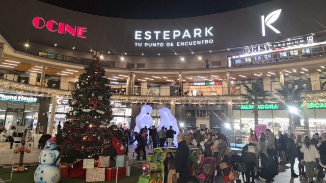 Papá Noel y una pista de hielo ecológica dan la bienvenida a la Navidad en Estepark